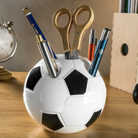 Suport pentru creioane si pixuri in forma de minge de fotbal