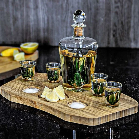 Carafa pentru tequila cu 4 pahare si tava din lemn